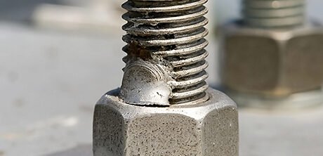 Tornillo utilizado en una construcción de metal