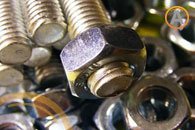 Varios tornillos estructurales de acero