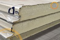 Piezas de panel aislante apiladas unas sobre otras