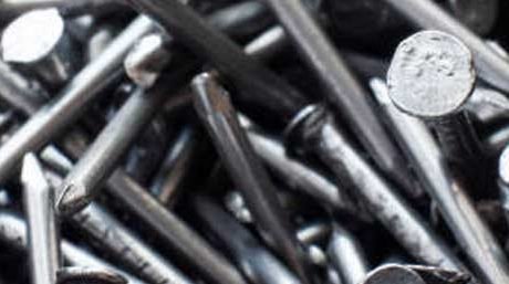 Clavo para concreto encimado sobre otros clavos