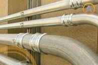 Tubo galvanizado siendo utilizado en una industria