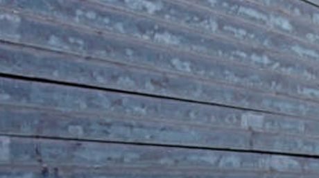 Bloque de acero cuadrangular en estantería de almacén