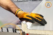 Panel siendo colocado por personal de construcción