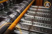 máquina fabricando piezas de losacero