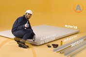 Personal de construcción instalando multytecho