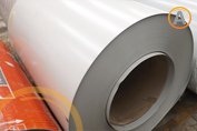 Material recubierto con pintro blanco