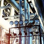 Tubería industrial utilizada en el interior de una fábrica