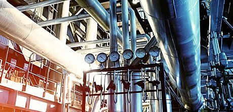 Tubería industrial utilizada en el interior de una fábrica