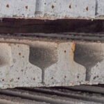 Viguetas de concreto apiladas en una construcción