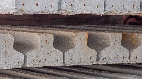 Viguetas de concreto apiladas en una construcción